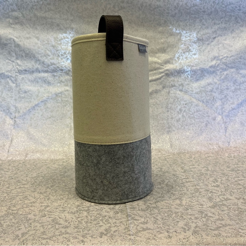 Thirty-One 31 Circular Cream Natural Whisper Gray Felt Wine Bottle Gift Bag